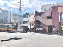 ポーラ ザ ビューティ 港南台店(POLA THE BEAUTY)/バーズさん斜め向かいの白いビル