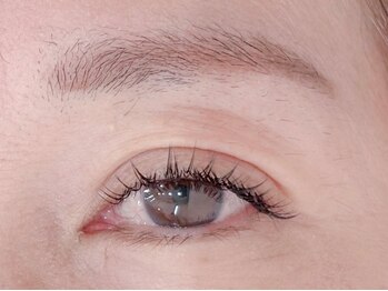 アルム(ARUM)の写真/まつ毛エクステでも上品な目元に【フラットラッシュ100本(他店様オフ無料)初回5,000円】メイクの時短にも◎