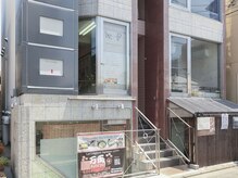 サロン カラーズボーテ(Salon colours beaute)の雰囲気（階段上がって左側になります）