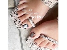 ジェルメ(germer)/左右違うデザインでフットネイル