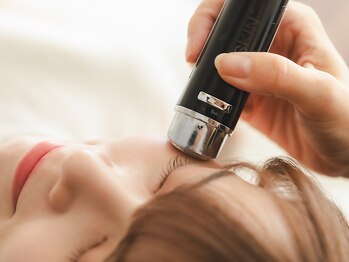 まつ毛サロン エクラ(ECLLAT)の写真/まつげパーマの間に最新マシーンで光をあて、シミシワケアができるサロン。むくみやたるみ改善にも◎