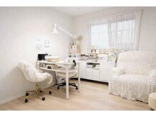 ネイルベベ(Nail bebe)の雰囲気（お寛ぎ頂けるよう白を基調とした落ち着いた雰囲気にしています♪）