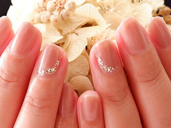 サロン クローバーの写真/【潤いこだわりケア付】他ジェルで傷んだ自爪にも優しいカルジェル◎ツヤ＆シンプルネイルで大人の指先へ♪