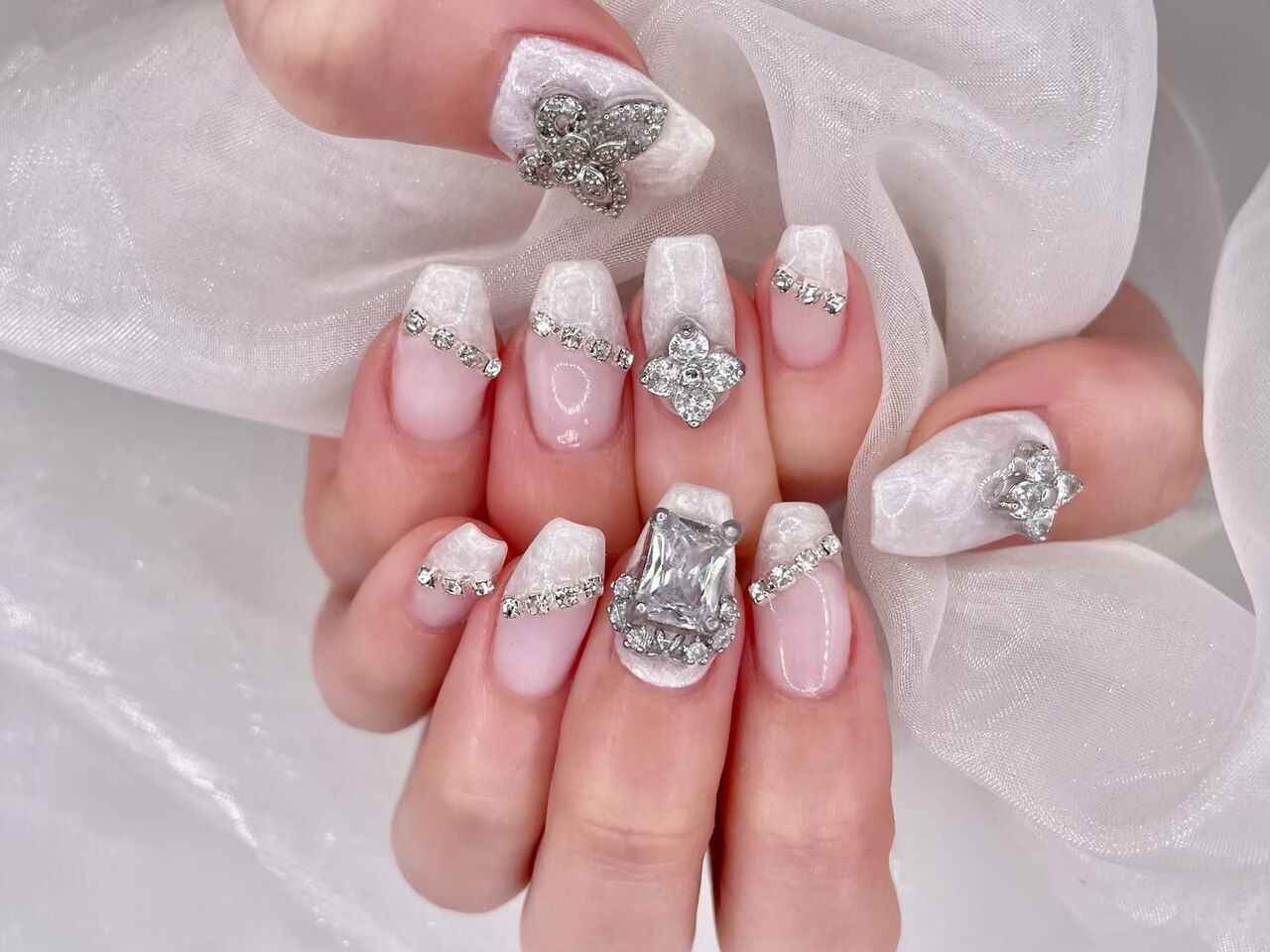 2025年-2026年冬トレンド】ブライダル ハンド 春のネイルデザイン集
