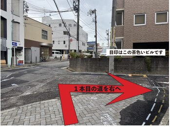 サロンドカラン(Salon de Calin)/次に一本目の道を右へ進みます。