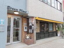 キャンアイドレッシー 入谷店(Can I Dressy)の雰囲気（入口のタヌキの置物が目印。1Fに美容室が入っています。）