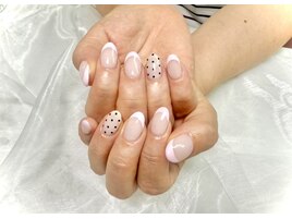 ドット柄が可愛いフレンチネイル