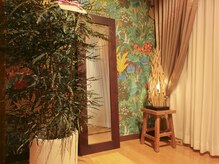 エクレボーテ(ECOULERBEAUTE)の雰囲気（壁一面に手彫りの木の彫刻）