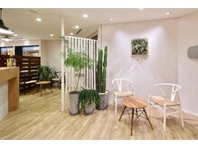 ヨシザワ インク 横浜みなとみらい桜木町店(YOSHIZAWA Inc.)/緑が溢れる待合席