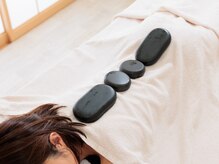 ヒラキヒミ。の雰囲気（ホットストーンでジワジワ・ポカポカゆっくり緩めます。代謝UP）