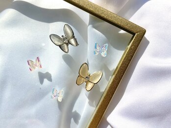 ネイル アンド アイラッシュ フルール 渋谷店の写真/カラー100色以上！トレンドの蝶々パーツなど豊富にご用意！ワンカラーにワンポイントで取り入れるのも◎