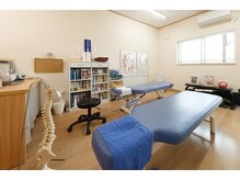 アベカイロプラクティックオフィス(ABE CHIROPRACTIC OFFICE)の雰囲気（ベッド・床・枕全て、清潔感にこだわり女性からも高い支持！）