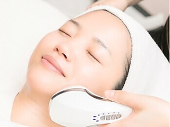 スリースリー(THREE THREE)の写真/30代以上の大人女性へ。シミ・しわ・たるみ改善・透明感を目指すならおすすめ『水光肌育ピーリング』