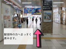 まっすぐと駅郊外の方向へ進みます♪