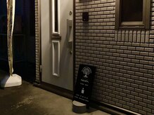 カグラビト(KaGu楽人)/夜間店舗入り口