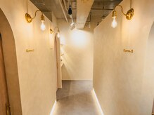 パナケアストレッチ 三軒茶屋店/灯りが迎える店内