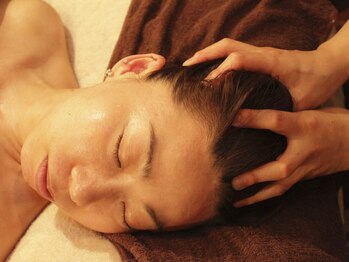 癒処 紬(tumugi)の写真/【眼精疲労に◎】頭皮の緊張を緩め、若々しい表情へ♪絶妙な圧でリラックスへ導き、脳や目の疲れもスッキリ