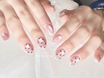 ぷるん水光マグのドットネイル