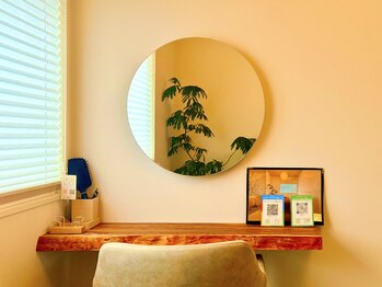 トトノリス(Totonoris)/杉板の一枚板をあしらった化粧台