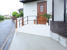 リアン(LIAN)の雰囲気（女性専用のプライベートサロン☆サロン前が縦列の駐車場です♪）