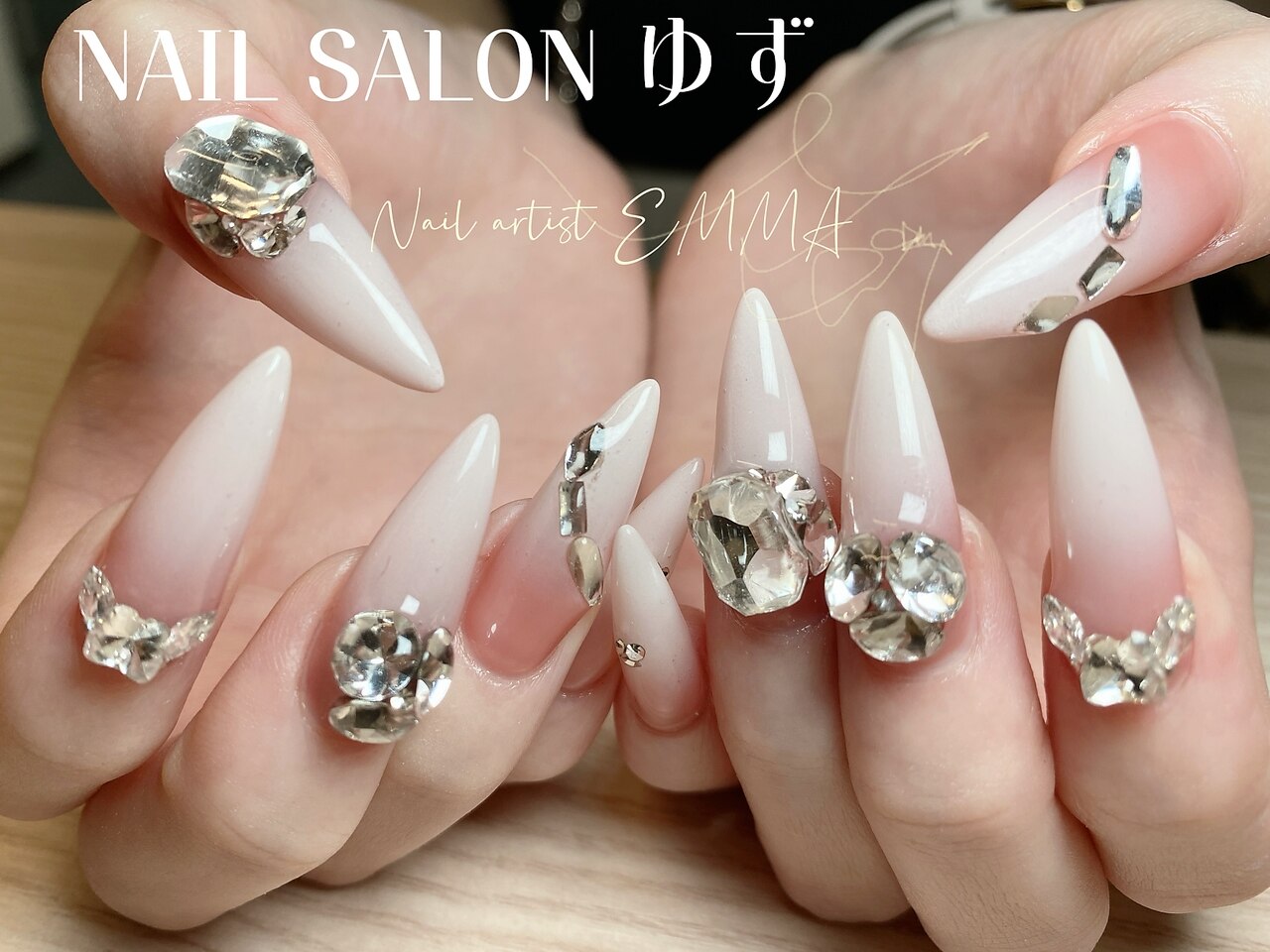 2026年冬トレンド】ホワイト ハンド スーパーロングのネイルデザイン集