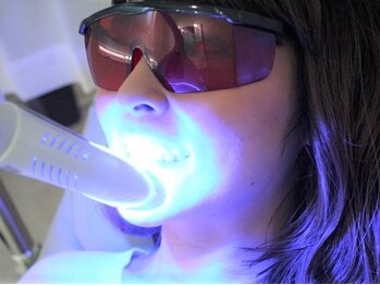 ホワイトニングサロン 福岡天神店/【LEDライトの照射】