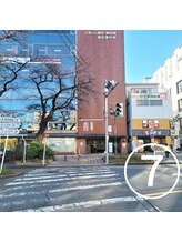 パレット 国立店(Palette)/横断歩道を渡って右へ