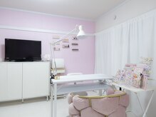 白×ピンクのこだわりの店内。TVでお好きなもの見れます♪