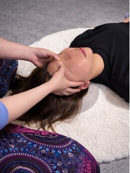 プライベートサロン 琥珀‐kohaku-【リンパ/ヘッドスパ/もみほぐし/タイ古式】の写真/【重い頭・疲れ目改善に★】PCやスマホによる疲れ、そこからくる頭の重怠さをリラックスしながら集中ケア!