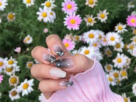 black gradation pixie nails