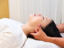 しろねこ整体院/首の施術風景