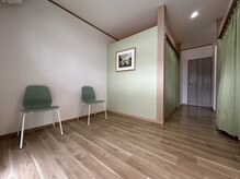 ベージュとグリーンを基調とした落ち着いた雰囲気の院内