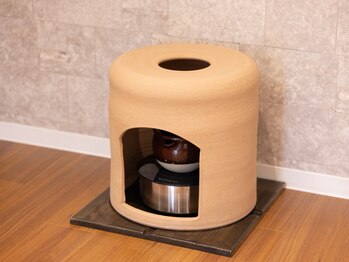 アウン 高島本店(aUN)/黄土製の椅子