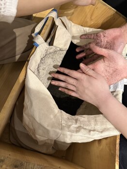 SHIBAURA酵素浴サロン ジュン 田町 芝浦店(Jun)/米糠に触れる体験
