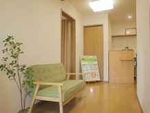 いわさき接骨院/ナチュラルでぬくもりのある院内