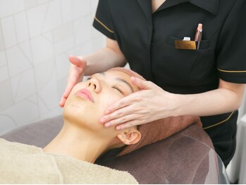 パーフェクトフェイスビューティー 梅田店(PERFECT FACE BEAUTY)の写真/フェイシャル専門店★結果に驚き！効果◎フランスシェアNo.1ブランド【ギノー】最新機器で、圧倒的小顔に！