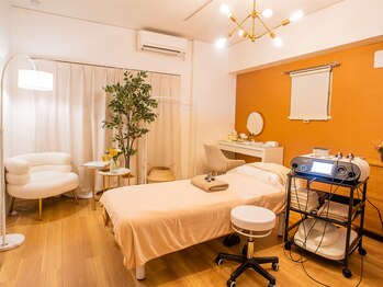 ファミーユ 名古屋店/【店内雰囲気】オレンジが特徴