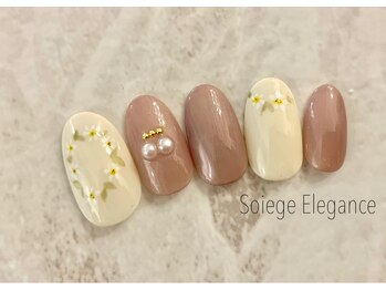 清楚なフラワーネイル