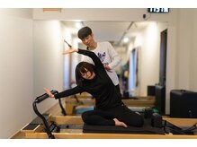 トゥービー(To Be)の雰囲気（バネの負荷を用いたマシンピラティスを体験してみてください！）