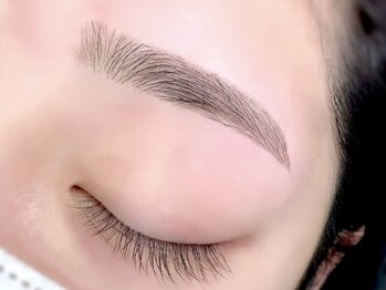 エミルカ(EMILUCA)の写真/お顔の印象は約8割が眉毛で決まると言われています。骨格やお顔立ちを見極めながら、眉デザインをご提案♪
