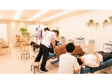 名古屋ハピネス鍼灸接骨院 中村の雰囲気（スタッフとお客様！どんなお悩みにも親身に対応致します。）