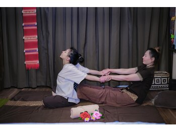 タイ セン/施術風景◇腰