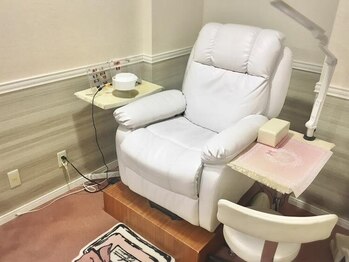 ネイルサロン チェリッシュ(Nailsalon Cherish)の写真/2100まで営業◎快適な腰に優しいリクライニングチェアでゆったりとしたお時間をお過ごしください♪