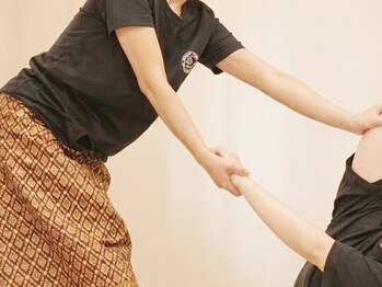 ELLIE GRACE Thai Spa【タイ古式マッサージ/ハーブテントサウナ】ヘッドスパ・足つぼの写真/タイ古式マッサージで肩こりケアを！ハーブテントで体を温めて効果を倍増♪個室で贅沢時間を◎