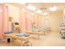たぶし鍼灸整骨院の雰囲気（清潔で明るい院内でリラックスして施術を受けられます）