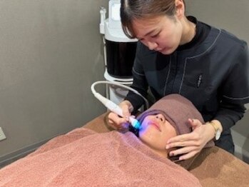 サロンスペースの写真/毛穴の奥まで浄化し、内側から光る【透明美肌】へ！アクアピーリングで皮脂/黒ずみ/角質を優しく吸引♪