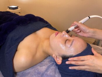 エヴァーグレース 三河安城店(EVER GRACE)の写真/【ハイドラフェイシャル】美容液で肌に潤いを与えながら毛穴洗浄！毛穴汚れ,角栓,毛穴や黒ずみを徹底除去★