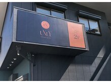 アンリー(UNLY)の雰囲気（建物の外階段を上がっていただいた2階に入り口の扉があります。）