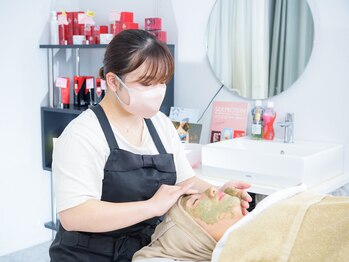 アンベリール(Embellir)/REVIハーブピーリングをのせる