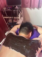ニコニコ養生堂/暖かい泥を体に付着